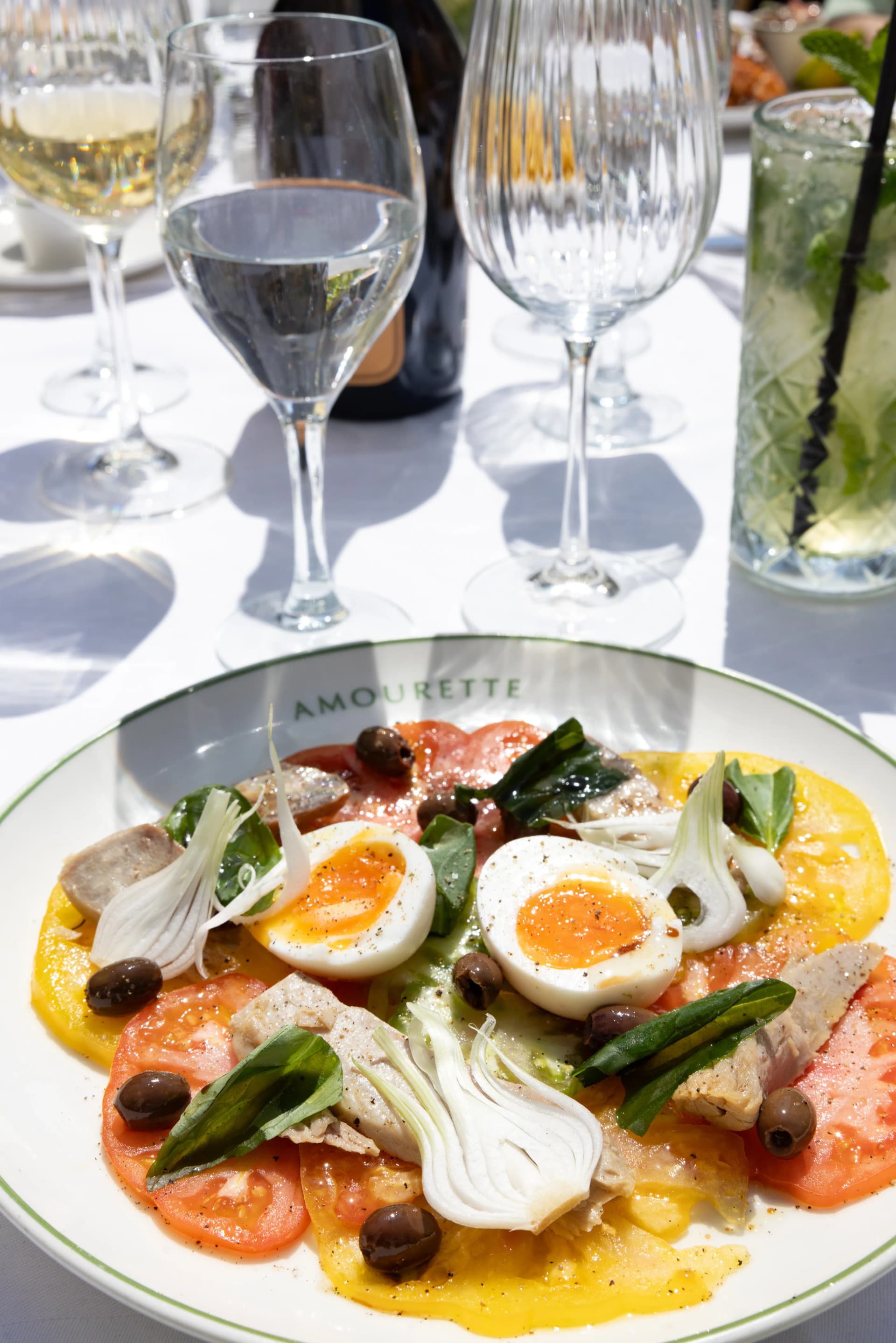Salade nicoise dans une assiette Amourette