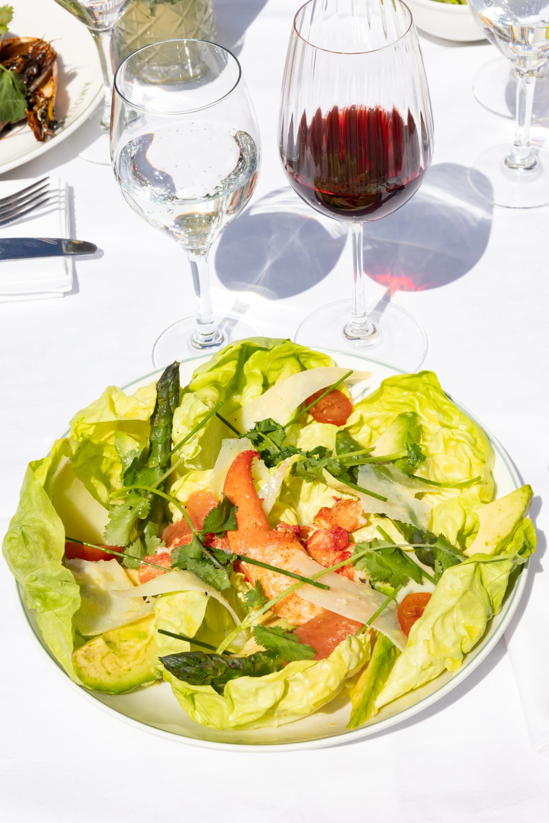 Salade verte servie en terrasse chez Amourette