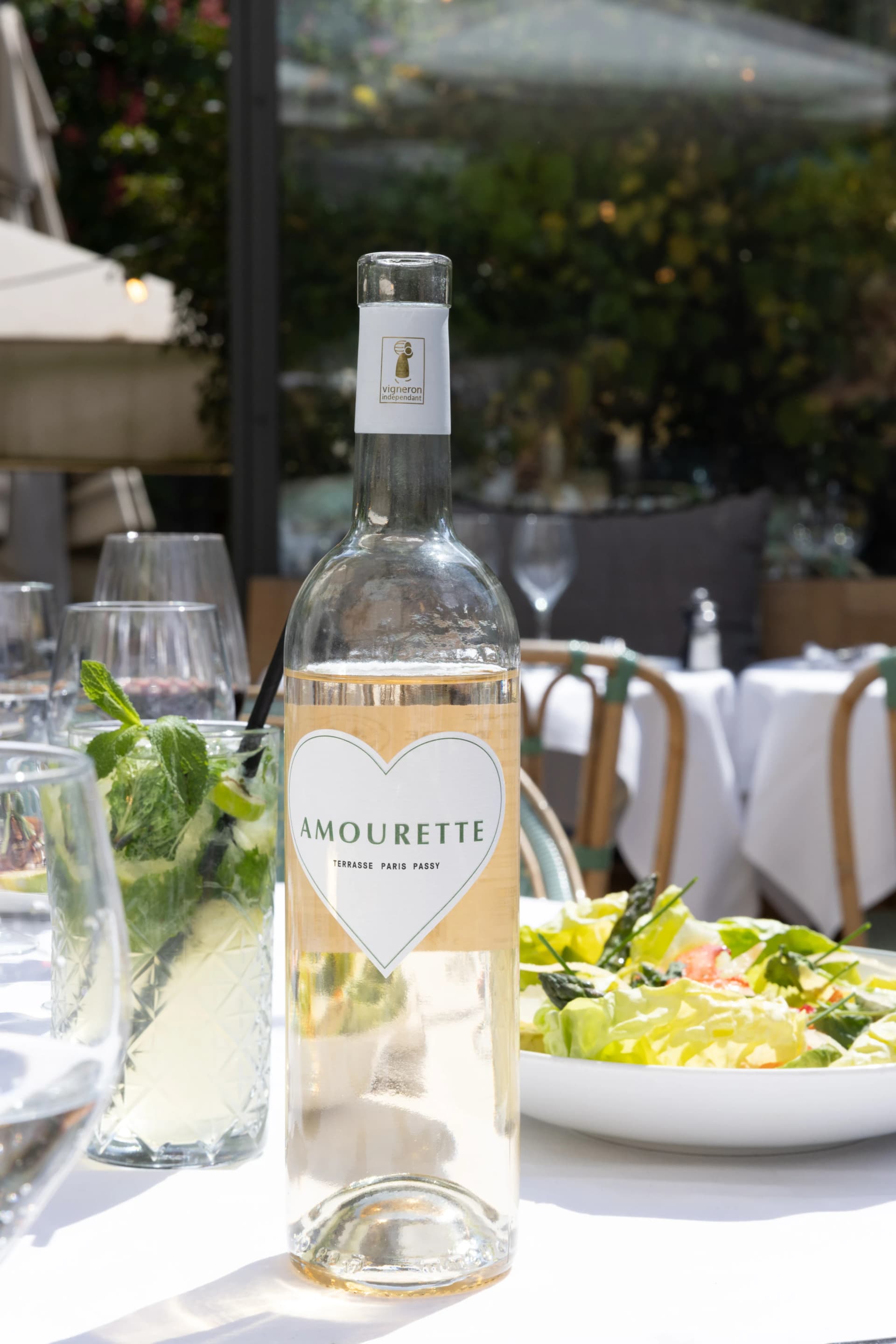 Bouteille de vin blanc sur table en terrasse