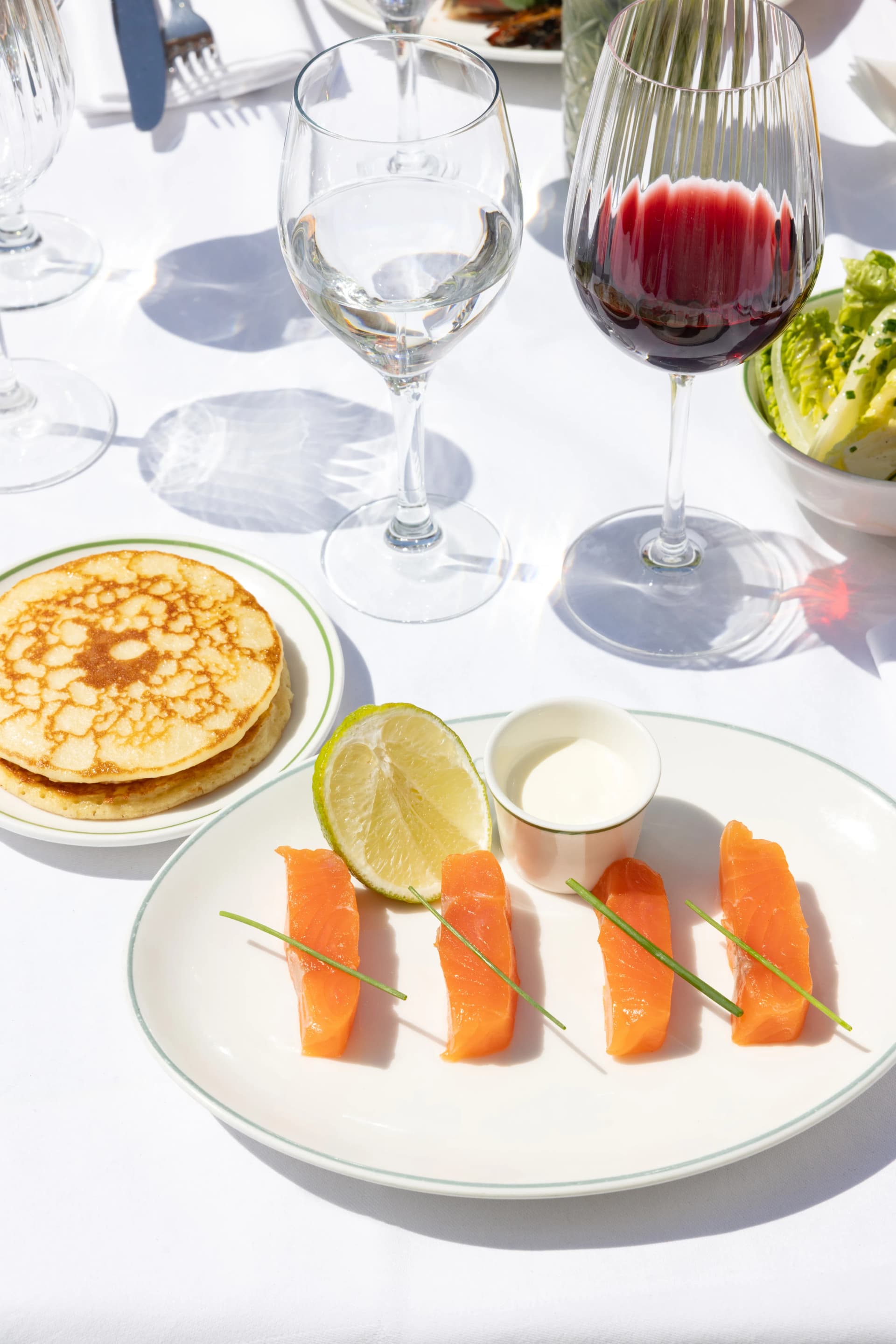 Verres de vin rouge et saumon chez Amourette